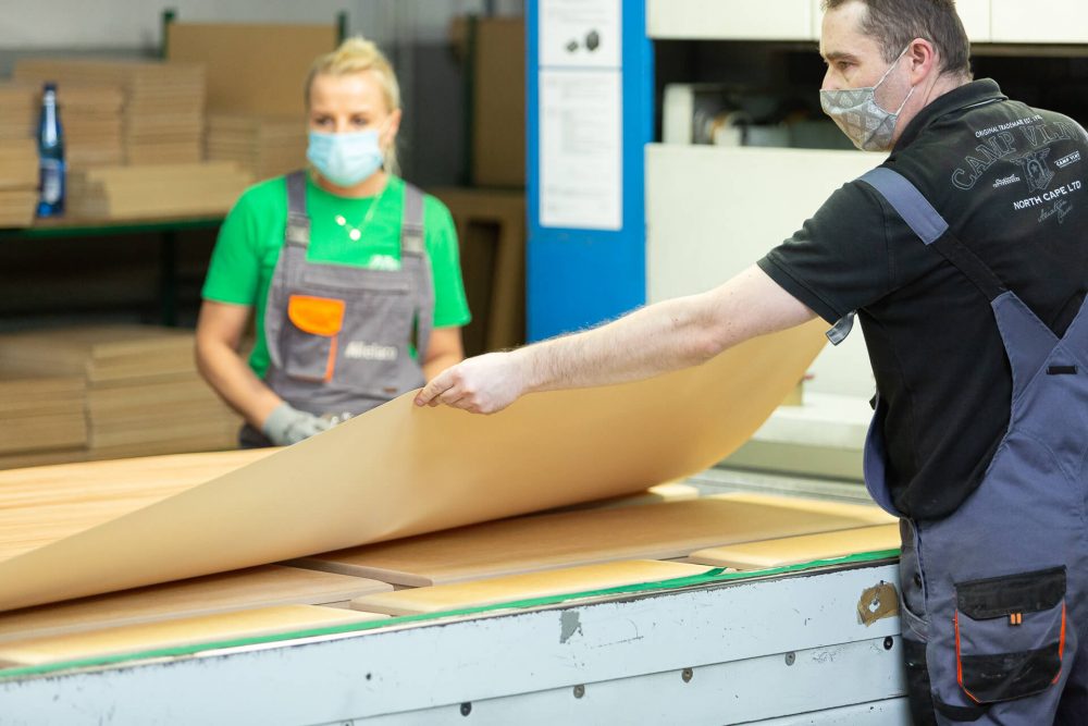 Technologia próżniowa w produkcji frontów PREMIER MATT. Poznaj rozwiązanie łączące nowoczesność i funkcjonalność