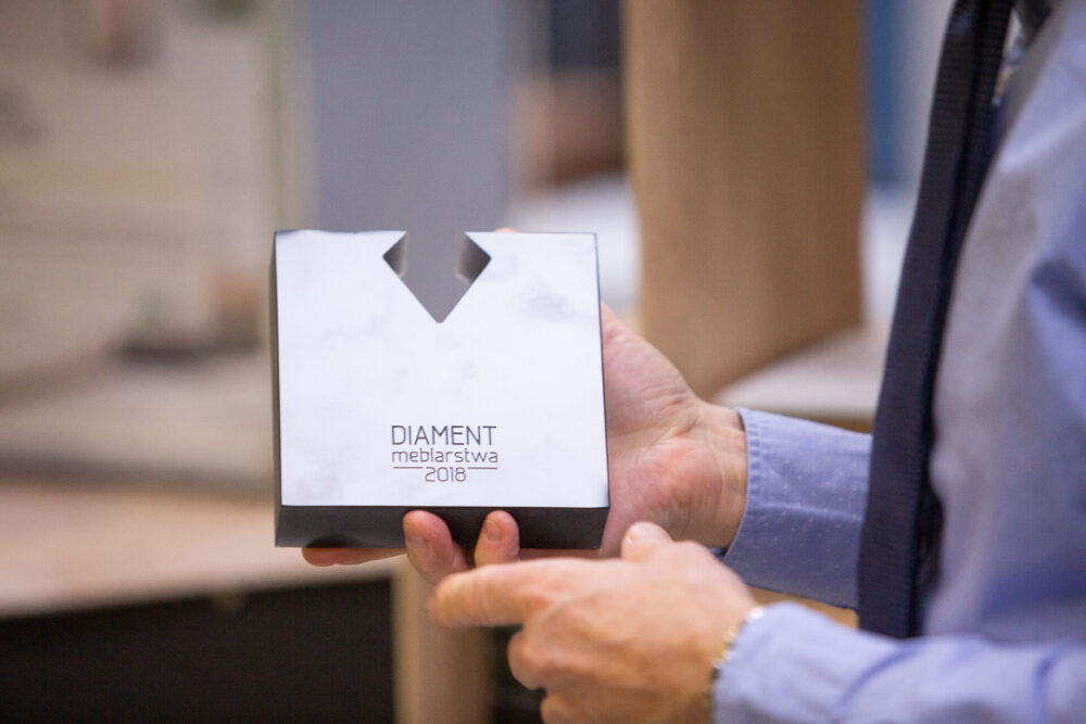 Opatentowana technologia Flick&Click™ - beznarzędziowy montaż mebli