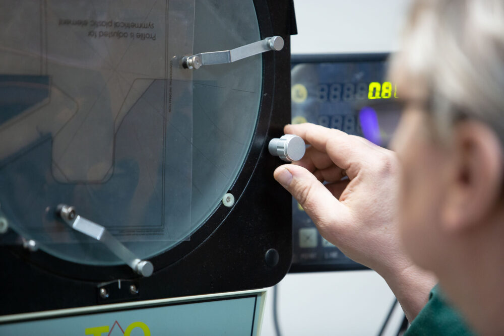 Opatentowana technologia Flick&Click™ - beznarzędziowy montaż mebli