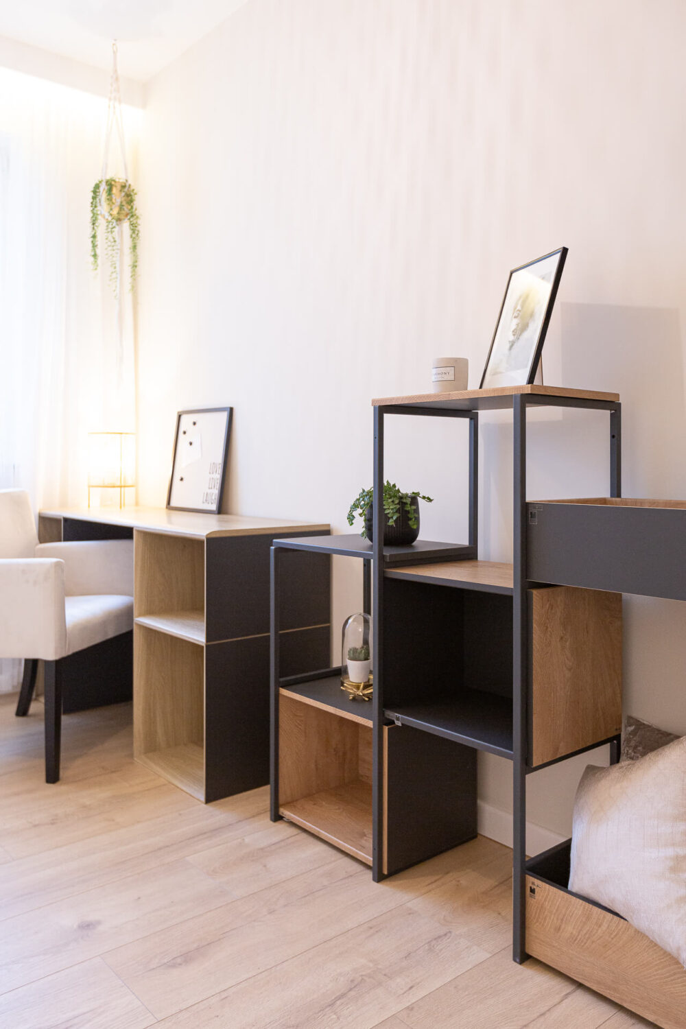 Opatentowana technologia Flick&Click™ - beznarzędziowy montaż mebli