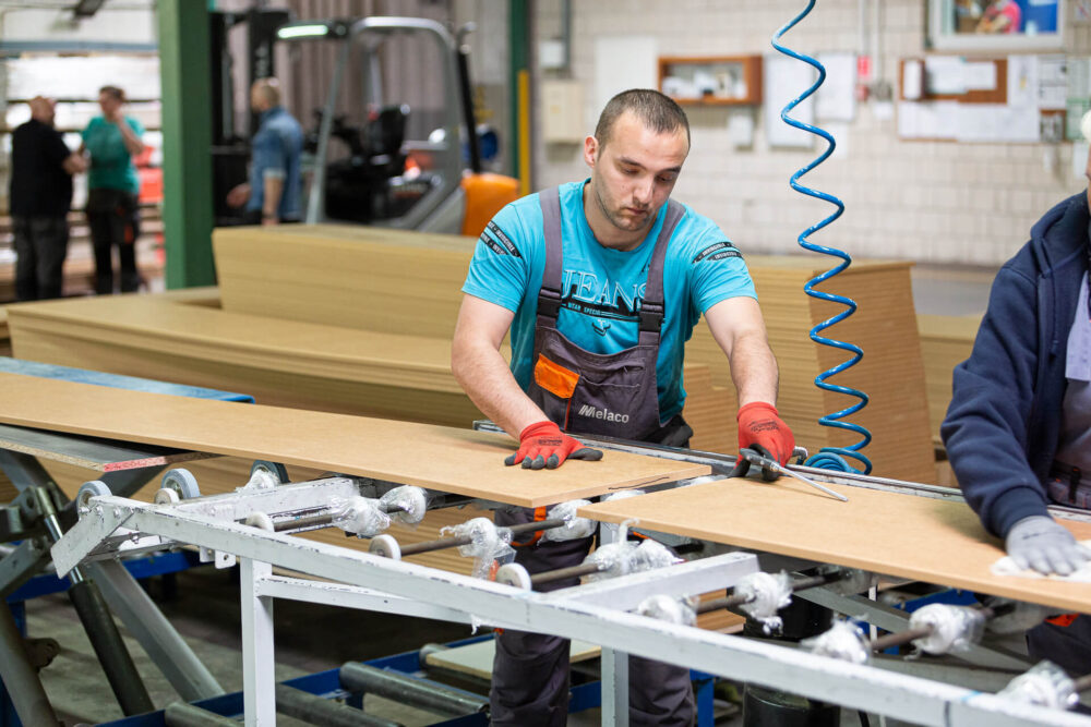 Płyty meblowe i wstęgi meblowe COMPLETE SKIN. Jak wygląda proces produkcyjny?