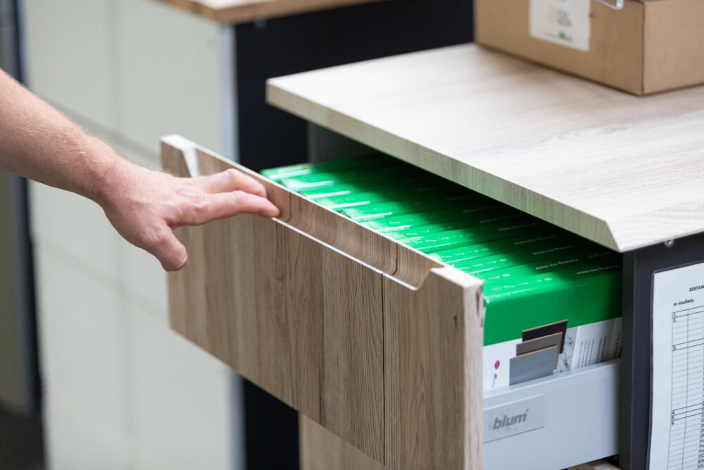 Elementy meblowe do sypialni – oferta Melaco dla producentów łóżek Frezowane fronty MELAFOL