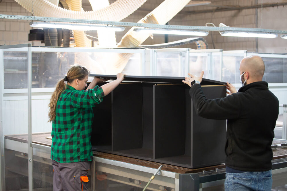 Technologie beznarzędziowego montażu mebli. Innowacyjne rozwiązanie dla producentów