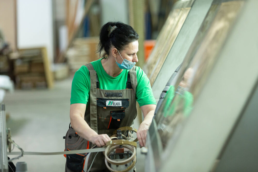 Technologia oklejania wąskich płaszczyzn i płycin w Melaco