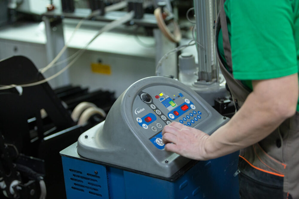 Technologia oklejania wąskich płaszczyzn i płycin w Melaco