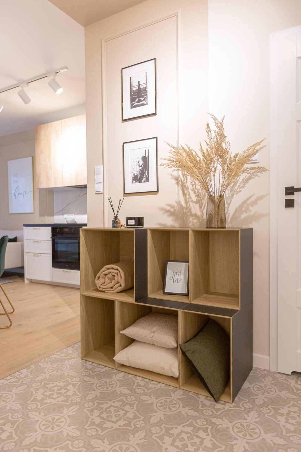 Meble systemowe i modułowe - korzyści dla producentów na przykładzie realizacji Melaco