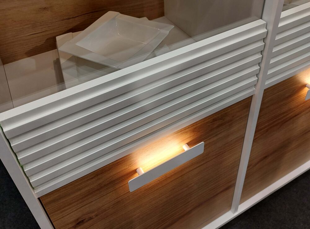 Produkty Melaco na targach Meble Polska 2024 Fronty MELAFOL z profilowaniem QUAD