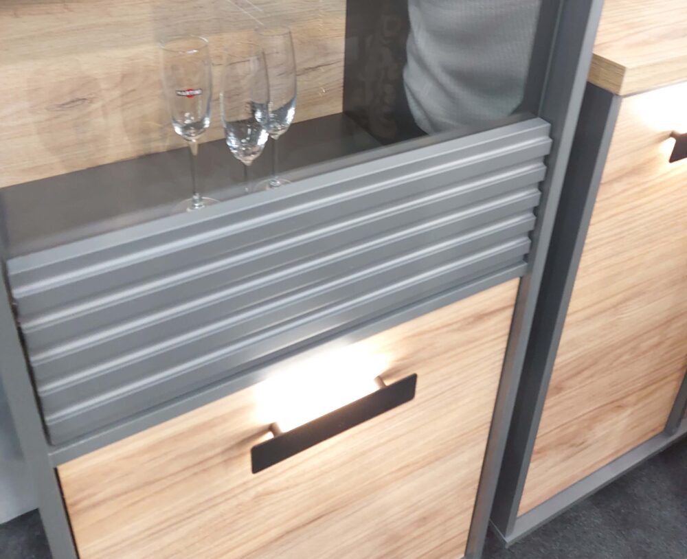 Produkty Melaco na targach Meble Polska 2024 Fronty MELAFOL z profilowaniem QUAD