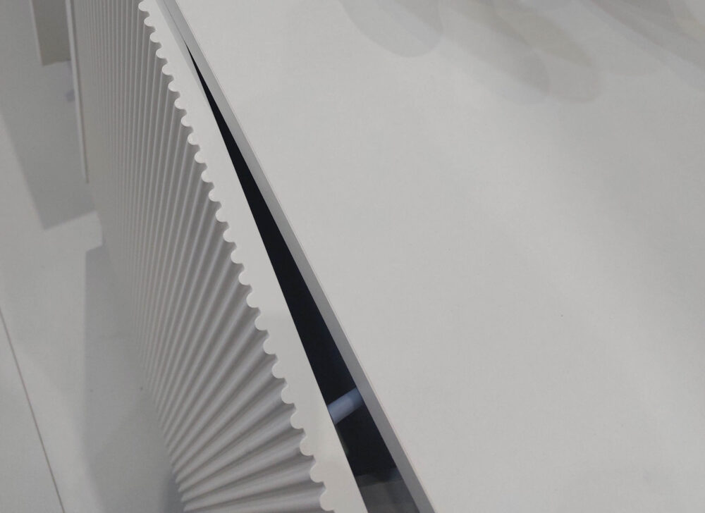 Produkty Melaco na targach Meble Polska 2024 Fronty MELAFOL z profilowaniem WAVE