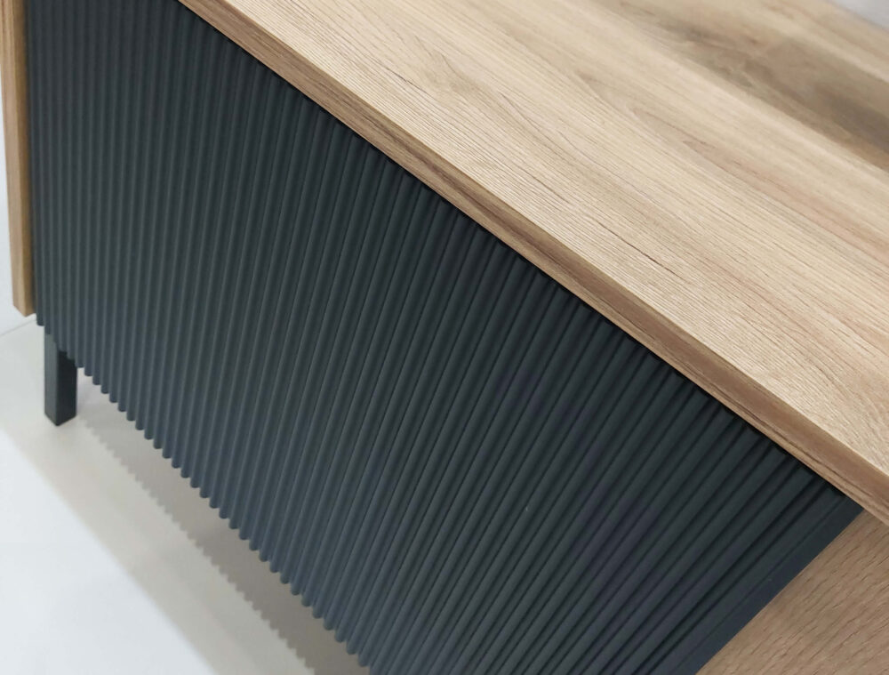 Produkty Melaco na targach Meble Polska 2024 Fronty MELAFOL z profilowaniem WAVE