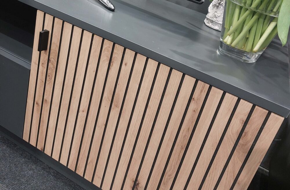 Produkty Melaco na targach Meble Polska 2024 Fronty lamelowe MELAFOL w okleinie DĄB ARTISAN