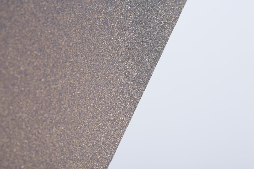 Kolekcja płyt meblowych COMPLETE SKIN w wykończeniu Stardust (mat z drobinkami brokatu) – zbliżenie na kolor Pearl Bronze