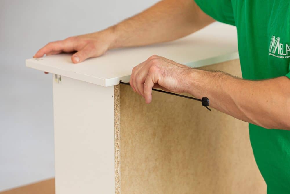 Meble gotowe w 5 minut – przyszłość rynku DIY i potencjał systemów takich jak Flick&Click™