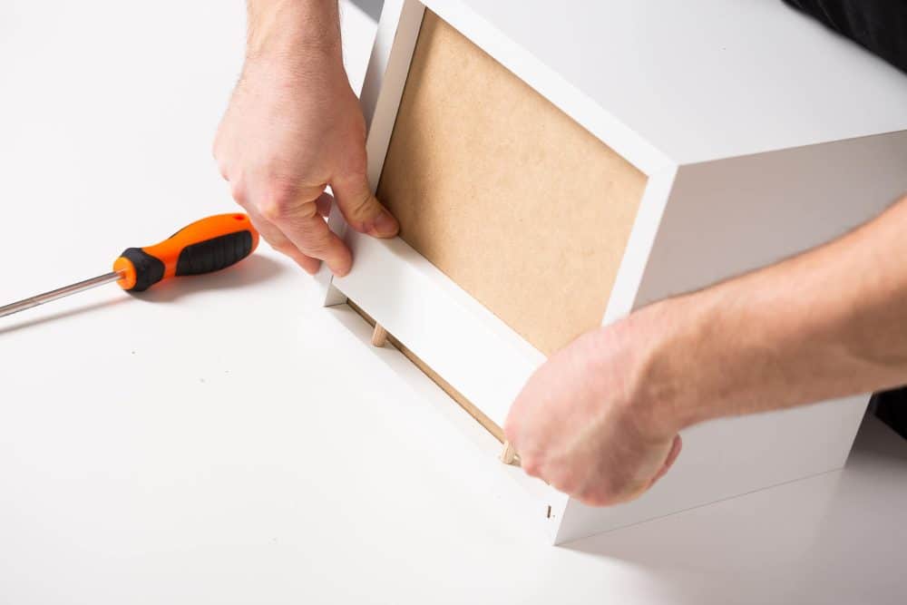 Meble gotowe w 5 minut – przyszłość rynku DIY i potencjał systemów takich jak Flick&Click™