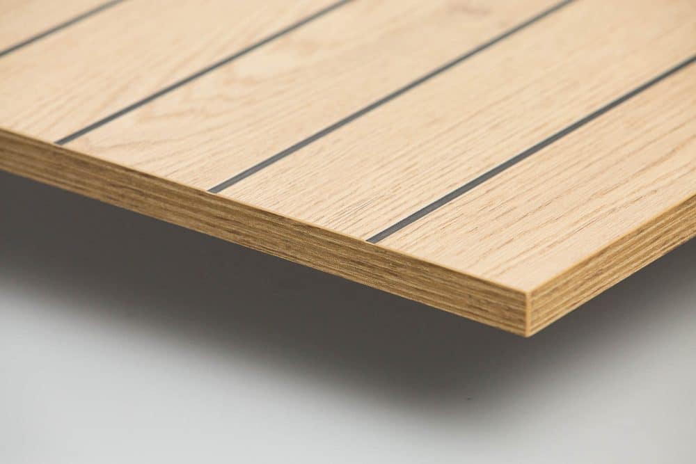 Struktura lamelowa – drewno w nowej odsłonie Rośnie popularność lameli jako elementu wystroju wnętrz, ale w Melaco poszliśmy o krok dalej – tworząc strukturę lamelową, która odwzorowuje efekt drewna w sposób bardziej zrównoważony i produkcyjnie powtarzalny. Dzięki technologii MELAFOL oraz precyzyjnemu frezowaniu MICRO MILLING™, uzyskujemy eleganckie, rytmiczne powierzchnie. To idealne rozwiązanie do frontów i płyt, które mają wyglądać naturalnie, ale być bardziej odporne i łatwiejsze w produkcji.