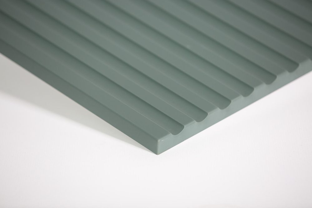 Struktura lamelowa – drewno w nowej odsłonie Rośnie popularność lameli jako elementu wystroju wnętrz, ale w Melaco poszliśmy o krok dalej – tworząc strukturę lamelową, która odwzorowuje efekt drewna w sposób bardziej zrównoważony i produkcyjnie powtarzalny. Dzięki technologii MELAFOL oraz precyzyjnemu frezowaniu MICRO MILLING™, uzyskujemy eleganckie, rytmiczne powierzchnie. To idealne rozwiązanie do frontów i płyt, które mają wyglądać naturalnie, ale być bardziej odporne i łatwiejsze w produkcji.