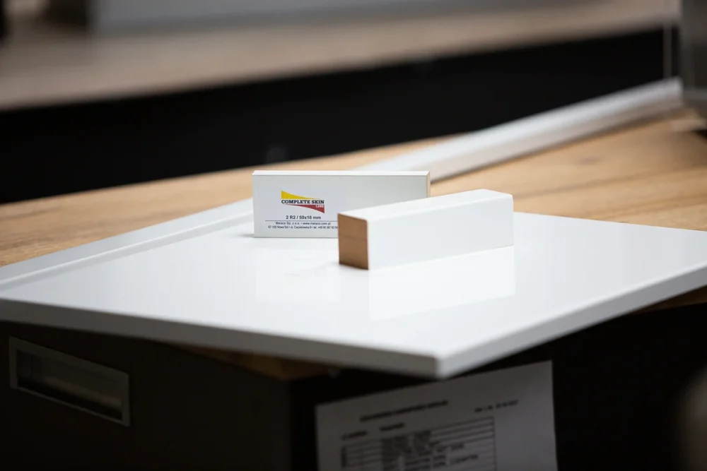 high gloss furniture moldings made using pur hot melt technology